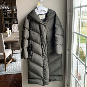 Size M Wilfred (Artizia) heavy Premium Goose Down Meribel Coat. Dark green/gray